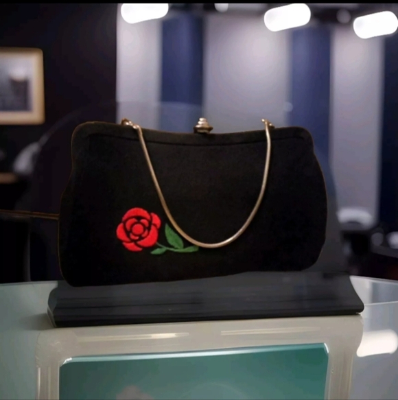 Unknown Handbags - Vintage Stunning Rose Embroidery Purse Clutch Womens Small Rope Chain Handle